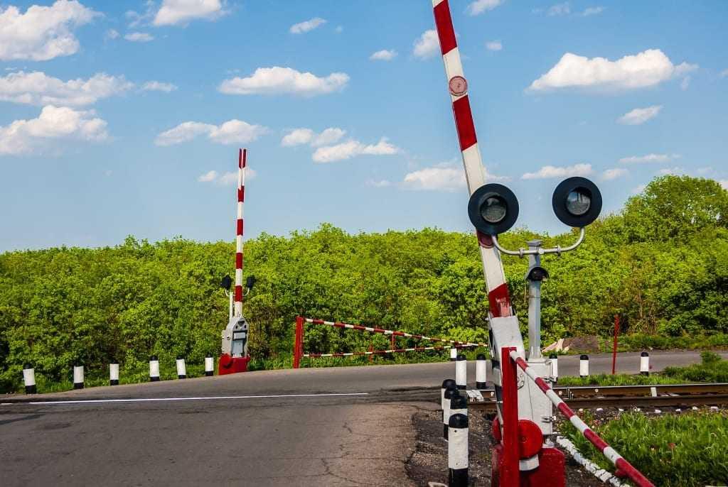 Noi riscuri la trecerile la nivel cu calea ferată. După scoaterea barierelor, CFM se confruntă cu dificultăți în întreținerea semafoarelor