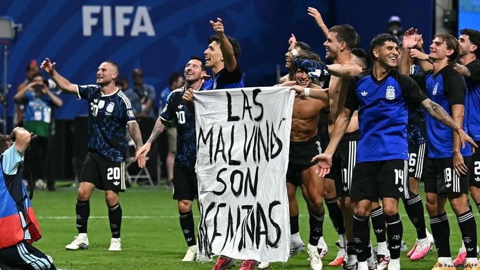 Fotbaliștii Argentinei au afișat un banner politic după victoria cu Anglia. FIFA i-ar putea sancționa