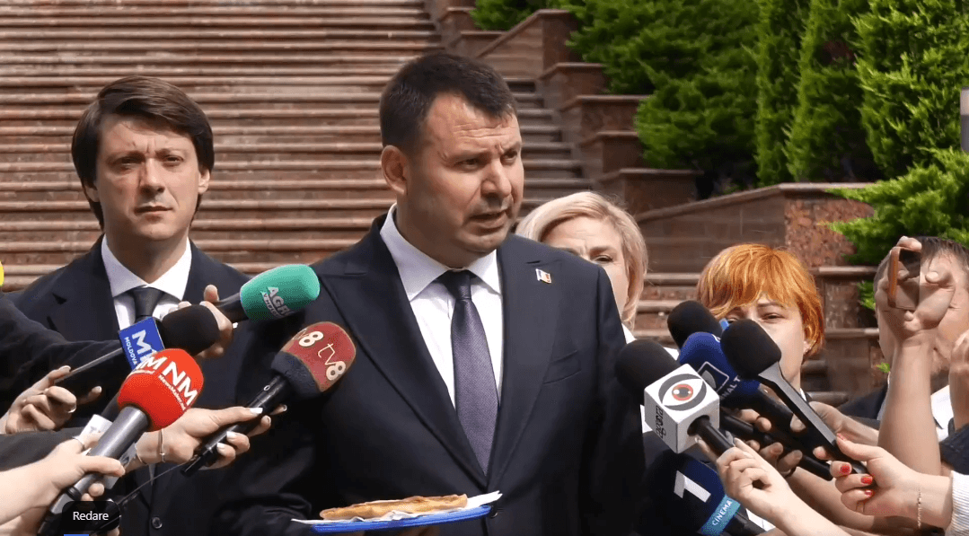 VIDEO | Vasile Costiuc a venit la consultările cu Maia Sandu cu o plăcintă: „Problema nu-i că plăcinta-i mică, ci că-i împărțită între neamuri”