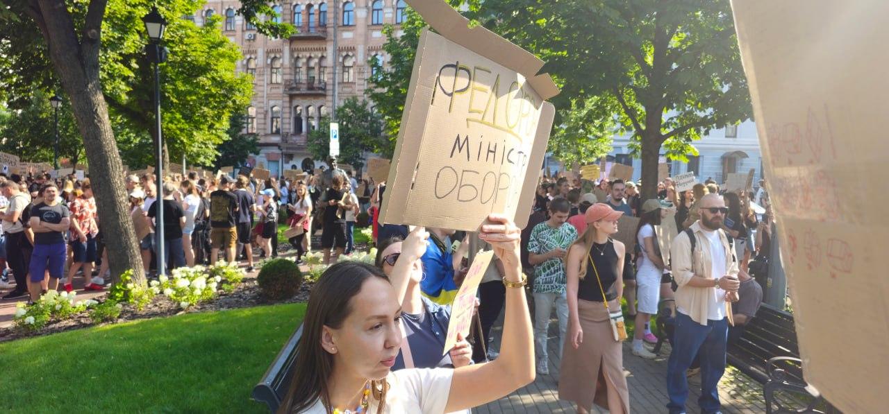 VIDEO | Val de nemulțumiri în Ucraina după revocarea lui Mihailo Fedorov din fruntea Ministerului Apărării. Proteste și o demisie la vârful armatei