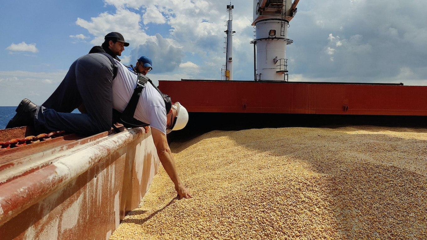 Rusia riscă să piardă până la 20% din exporturile de cereale din cauza blocajelor din Marea Azov