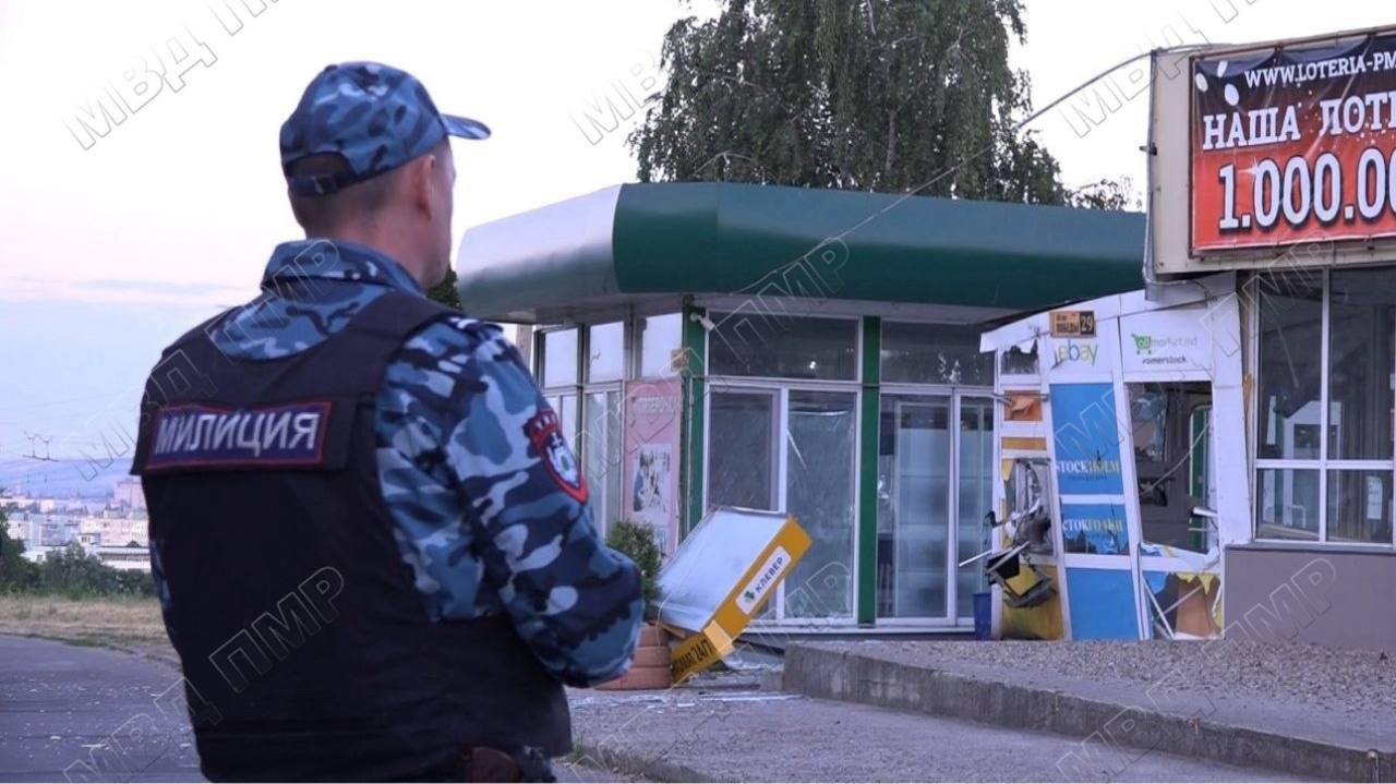 В Бендерах ночью неизвестные взорвали и ограбили банкомат