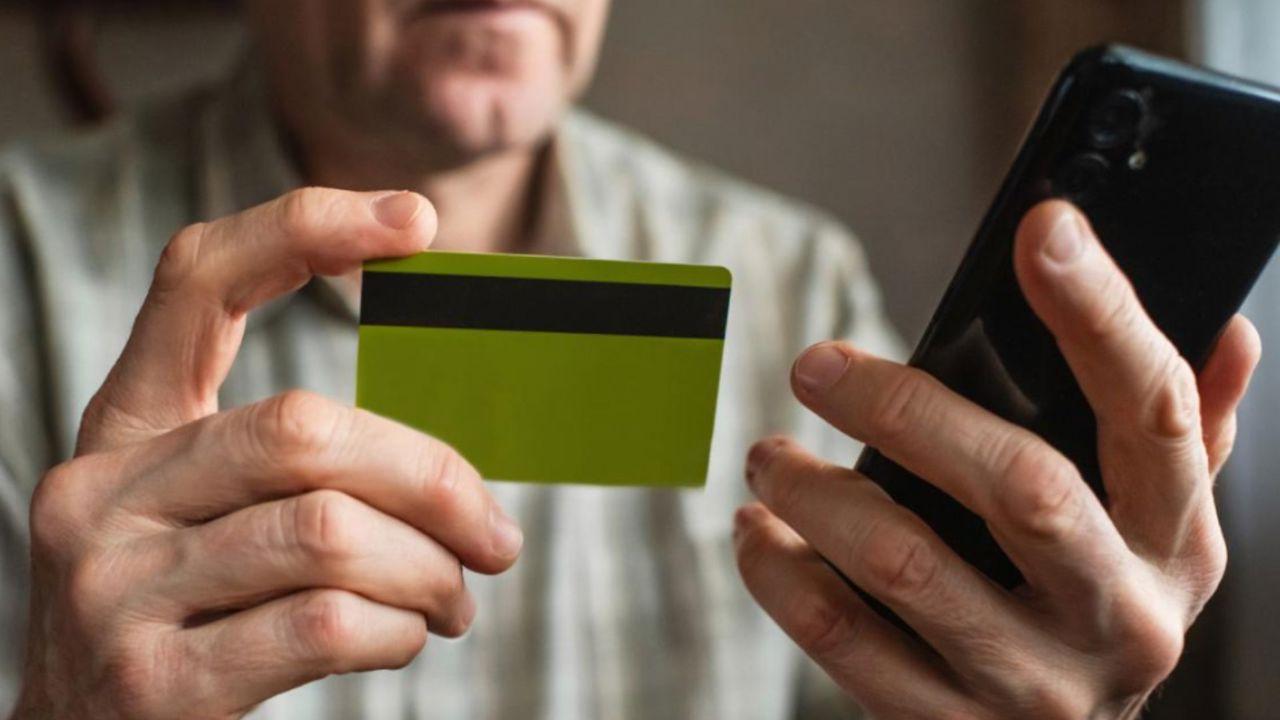 Curieri ai escrocilor online reținuți înainte să ridice aproximativ 200.000 de lei de la victime