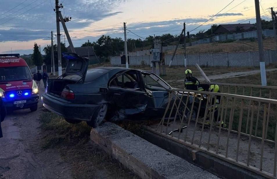 Accident fatal la Cahul. Un tânăr de 18 ani a murit după ce mașina în care se afla s-a izbit de balustrada unui pod