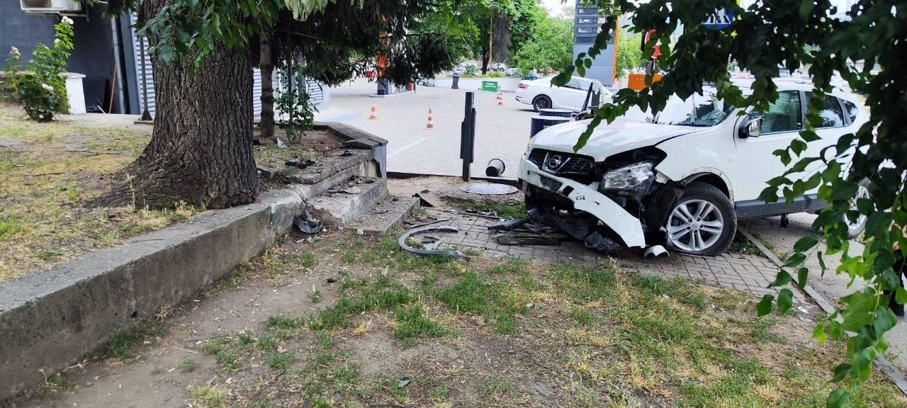 Un bărbat a murit la volan în Chișinău, după ce i s-ar fi făcut rău. Automobilul a intrat în viteză într-un copac
