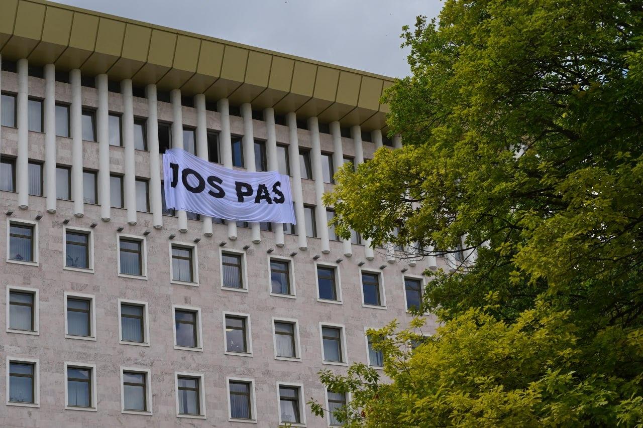 Protest față de guvernare. MAN a afișat o pânză imensă cu mesajul „Jos PAS” pe clădirea Parlamentului și cere alegeri anticipate