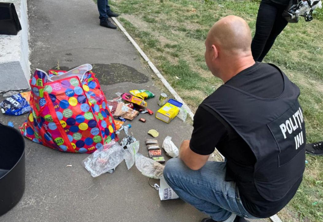 VIDEO | Încă o captură de droguri aduse din Spania prin colete. Cocaină și hașiș, ascunse în conserve, descoperite la Chișinău