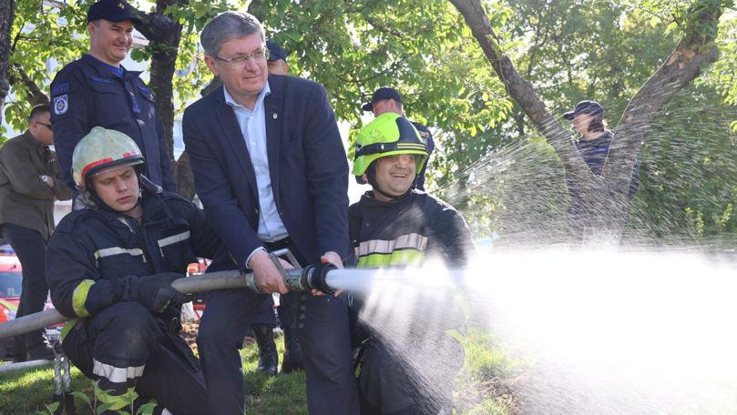 SCURT PE DOI | Trebuie de mărit salariul Partidului, nu al profesorilor. Mulțumim, Igor Grosu, pentru realizări!