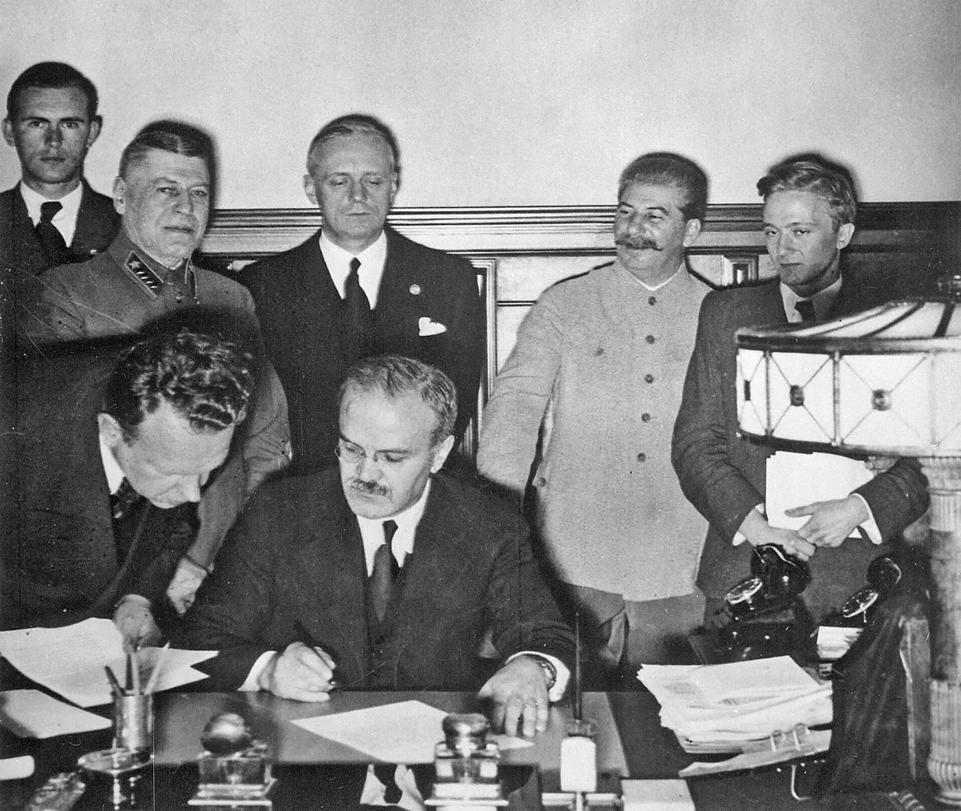 ATITUDINI | Dragoș Galbur: Berlinul își sărbătorește propria unitate, dar ne cere nouă să iubim și astăzi granița trasată de Hitler și Stalin