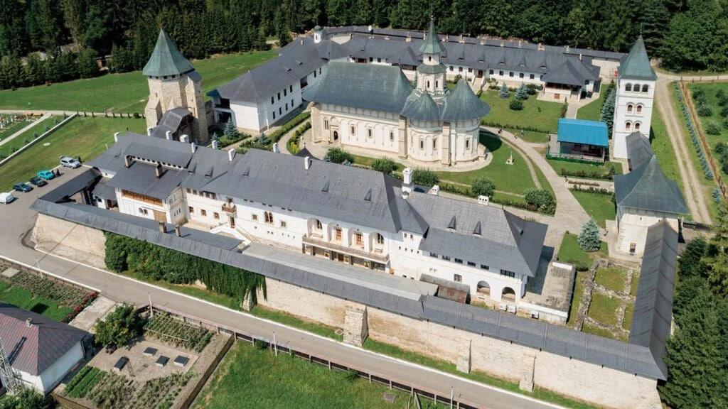 Acum 560 de ani, Sfântul Voievod Ștefan cel Mare punea piatra de temelie a Mănăstirii Putna, „Ierusalimul Neamului Românesc”