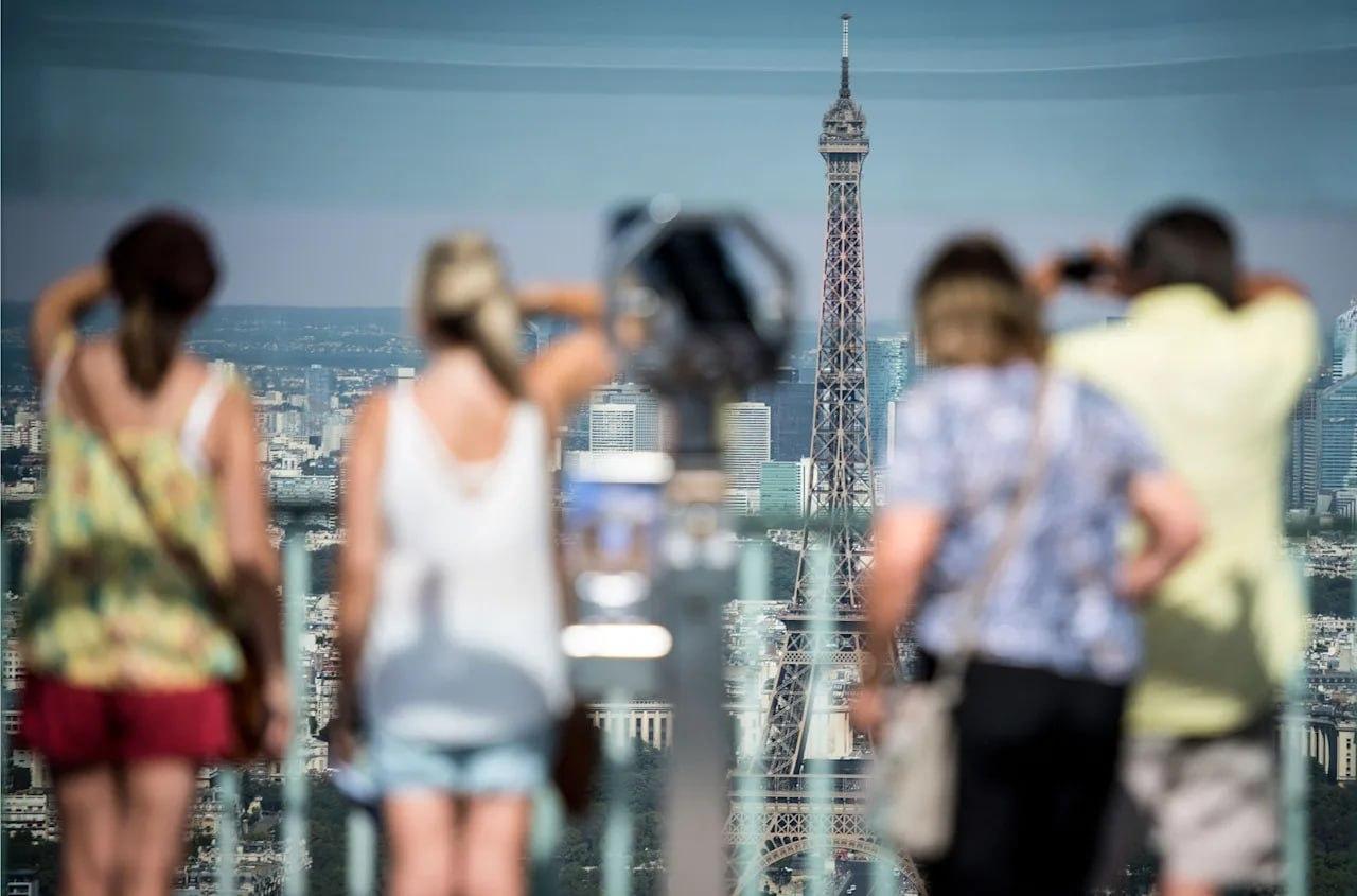 Canicula reduce programul principalelor atracții turistice din Paris. Turnul Eiffel și Luvrul se închid mai devreme